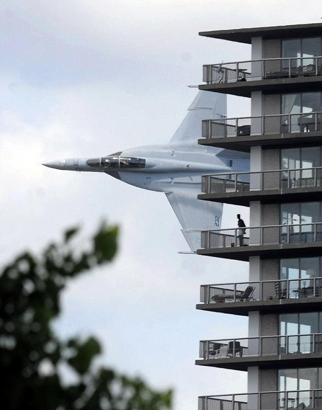snopes.com: F/A-18 Hornet Fly-By