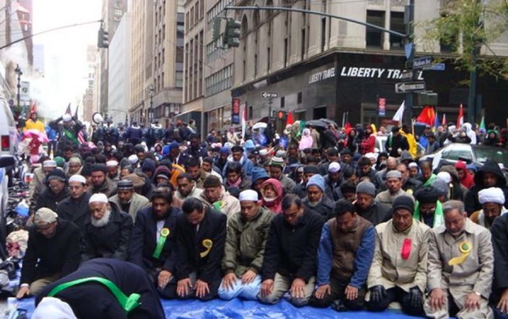 muslims kneeling 5th avenue