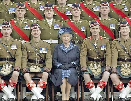 A picture shows Queen Elizabeth II seated next to a colonel whose kilt was a little too revealing and may have appeared to some to show his genitals (penis and testicles).