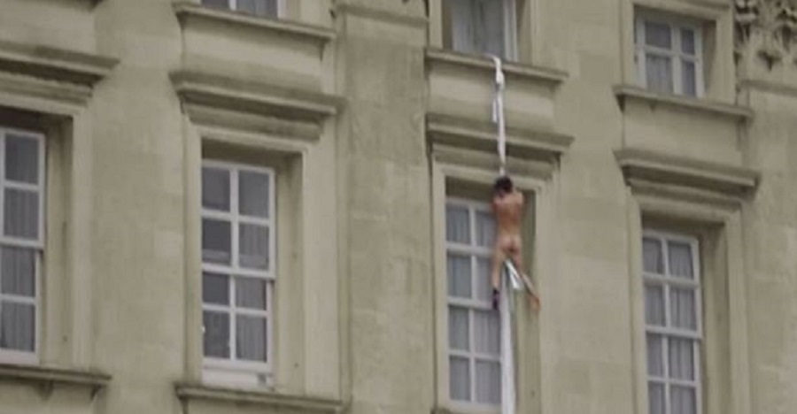 バッキンガム宮殿から逃げる  裸の子供