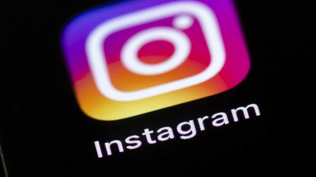 Instagram is partially down for a select number of users with a couldnt refresh feed error.