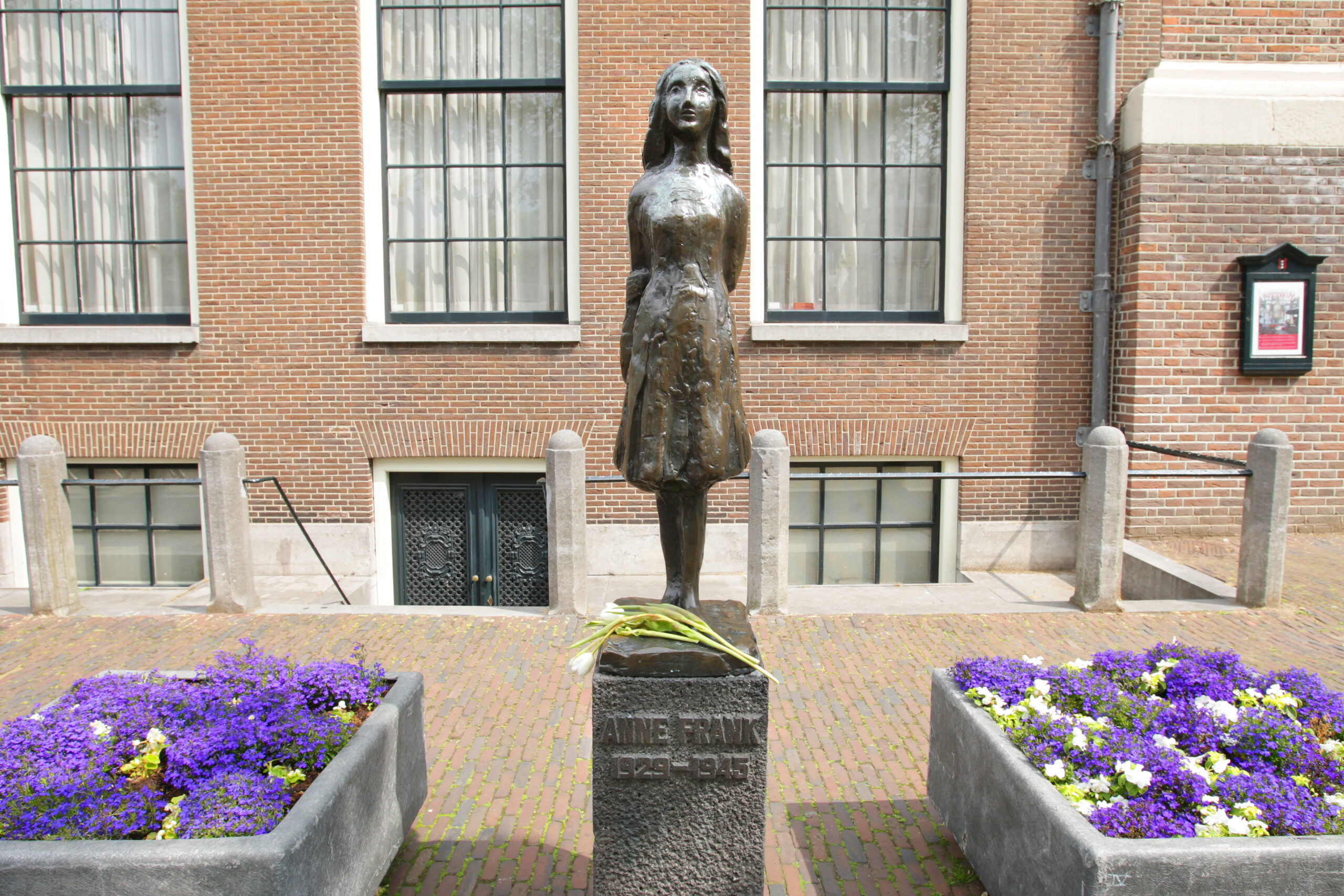 anne frank statue house scaled