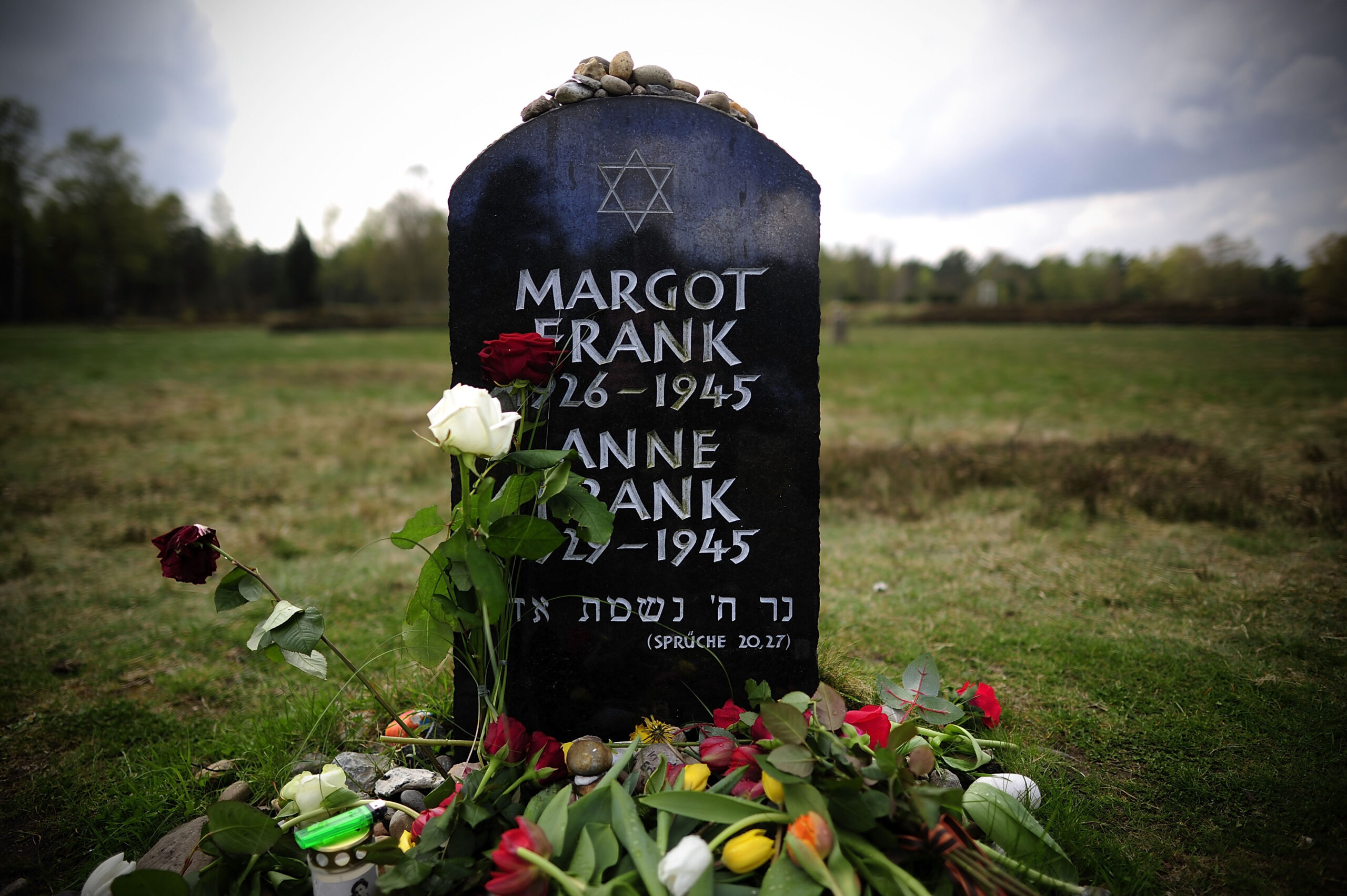 Ana Frank no dijo que los muertos reciben más flores que los vivos porque el arrepentimiento es más fuerte que la gratitud.