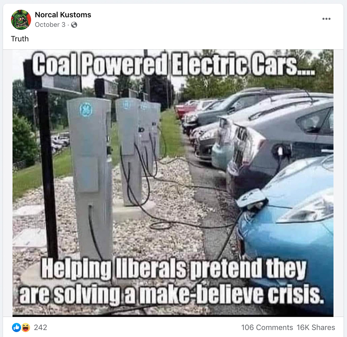 Un meme no mostró autos eléctricos a carbón en un estacionamiento.