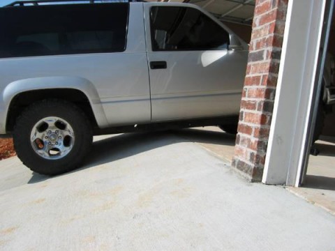 Photos of a steep driveway have been going around on the internet for years for how close a sidewalk appeared to be to the top of the driveway.