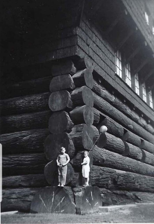The world's largest log cabin was not Portland Oregon's Forestry Building but instead the Old Faithful Inn.