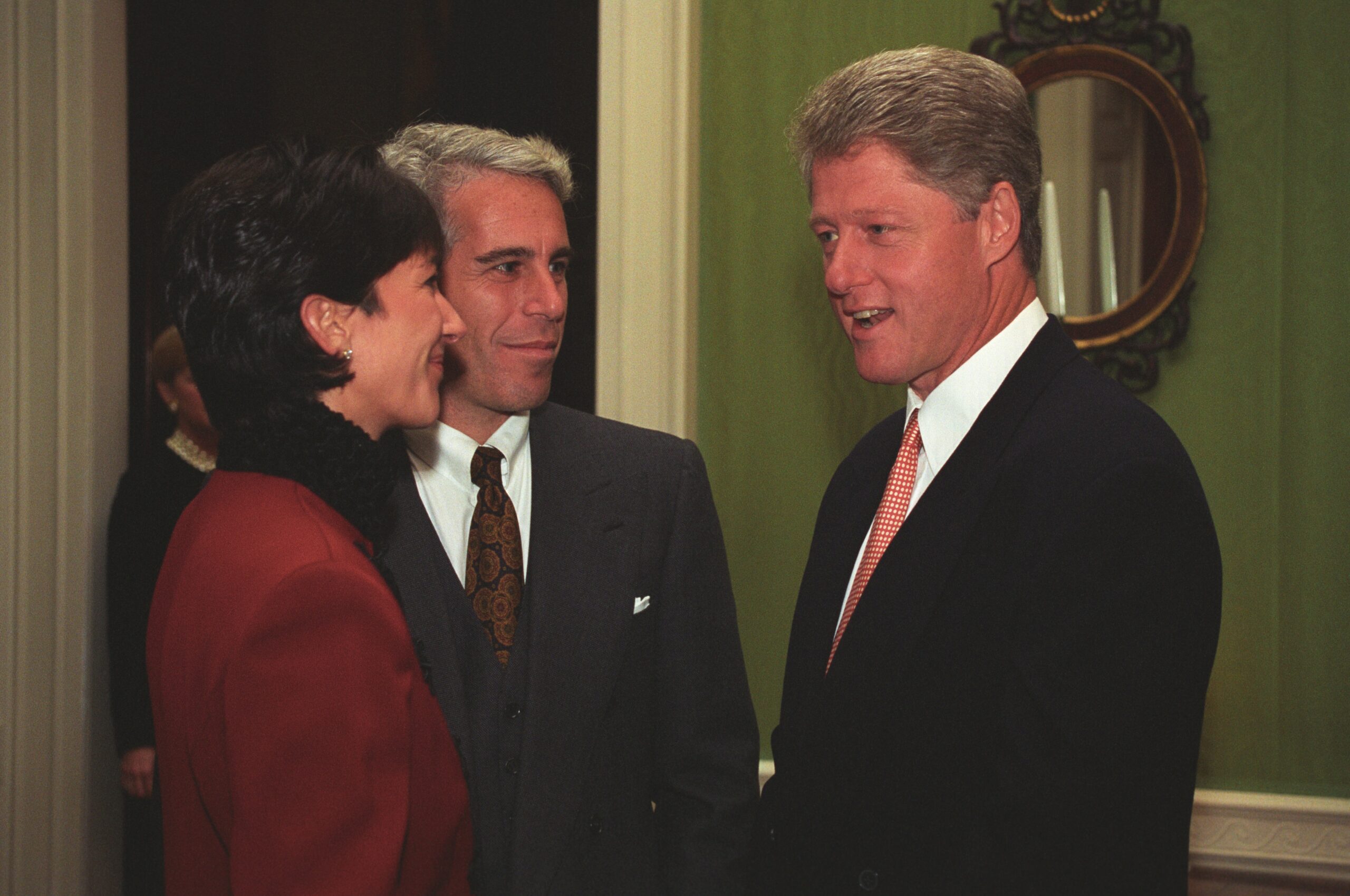 Según la Biblioteca y Museo Presidencial William J. Clinton, el expresidente estadounidense Bill Clinton fue fotografiado con Jeffrey Epstein y Ghislaine Maxwell en la Casa Blanca el 29 de septiembre de 1993.