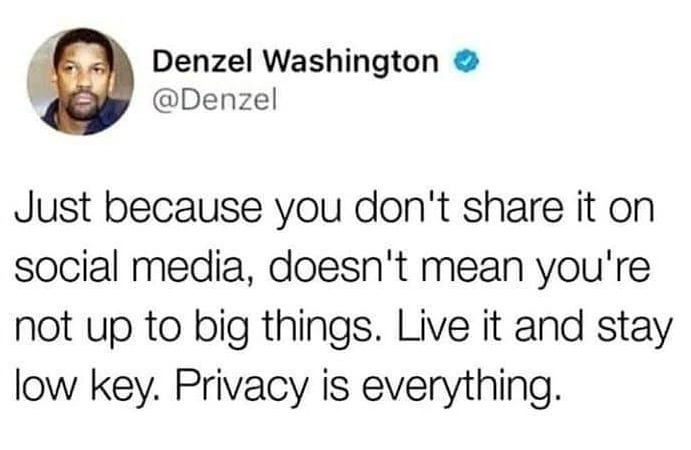 Denzel Washington nunca dijo que el hecho de que no lo compartas en las redes sociales no significa que no estés preparado para grandes cosas y vivirlo y mantener un perfil bajo y la privacidad lo es todo.