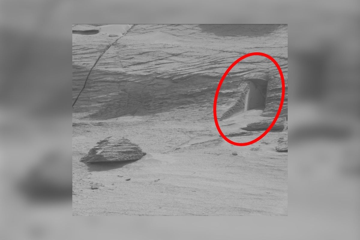 Această imagine NASA arată o „poartă” și un „zid” pe Marte?
