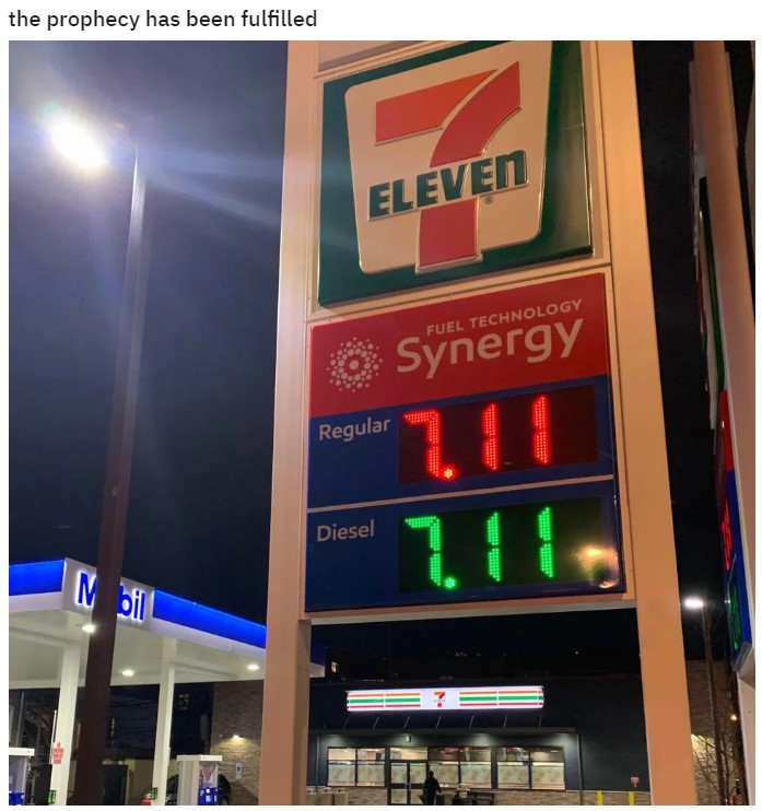 Foto toont testprijzen bij een 7 Eleven-tankstation in maart 2021. Het werd later in juni 2022 gedeeld door Elon Musk alsof het echte gasprijzen liet zien. 