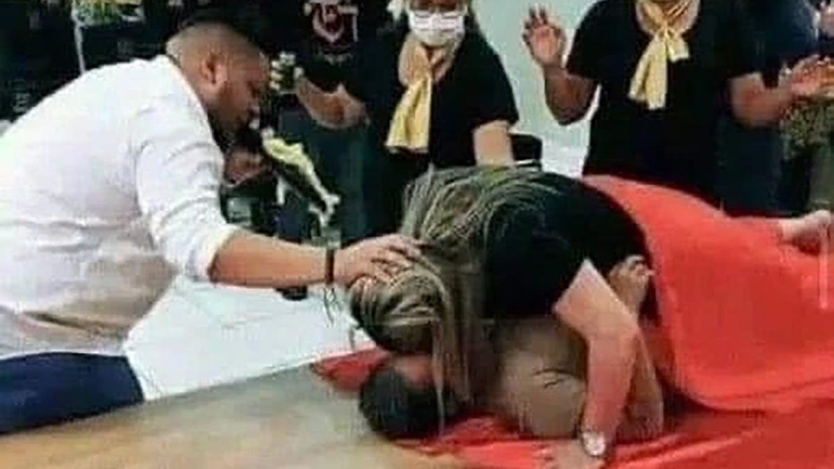A picture did not show a couple unable to have children has intercourse in the middle of an evangelical worship service to receive God's blessing nor did it show a pastor asking a married couple struggling to conceive to have sex inside church and in full view of congregation so that they can also pray for them to conceive.