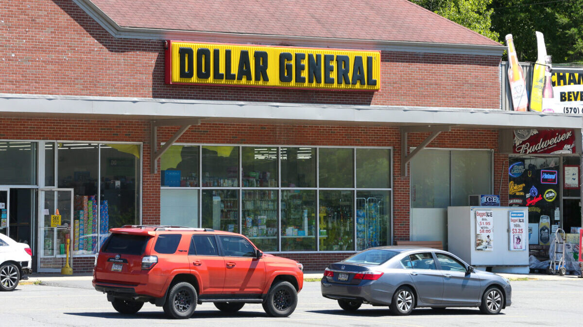 Dollar General is not changing its hours to be open for 24 hours a day, despite a Facebook rumor.