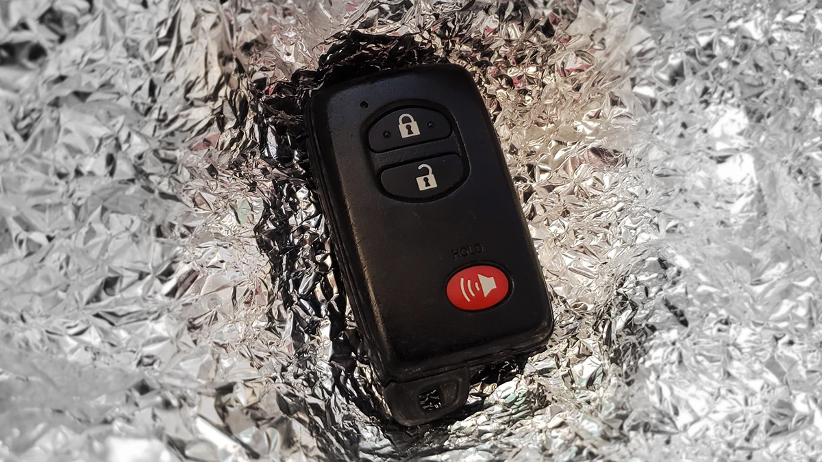 Online ads claimed there was a reason to wrap your car keys or key fob in foil when you're alone at night, but it was clickbait.